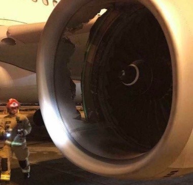 Lính cứu hỏa đứng cạnh động cơ hỏng. Ảnh: Weibo