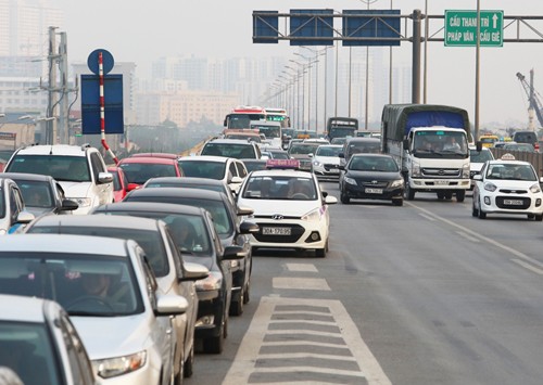 giam-gia-oto-o-viet-nam-khi-khach-hang-nam-dang-chuoi-1