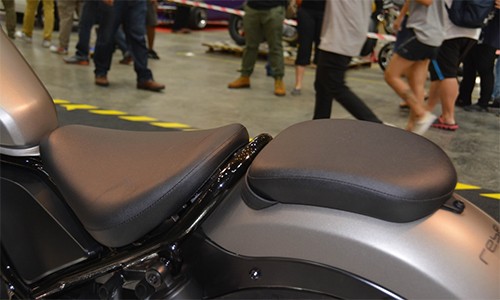 Yên xe kiểu cổ điển tách biệt.