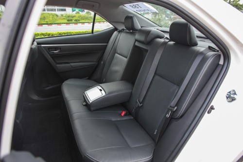 toyota-altis-thay-doi-mong-tim-lai-vi-the-4