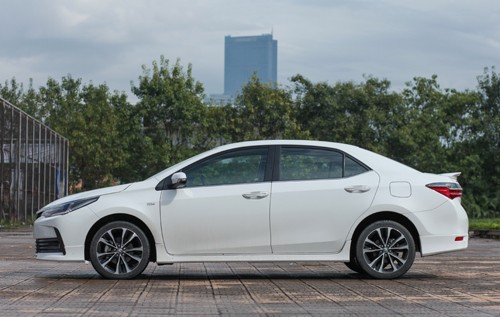 toyota-altis-thay-doi-mong-tim-lai-vi-the-1