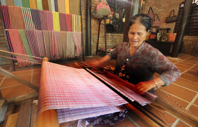 Khách APEC được hướng dẫn phân biệt lụa thật - giả ở Hội An ảnh 8