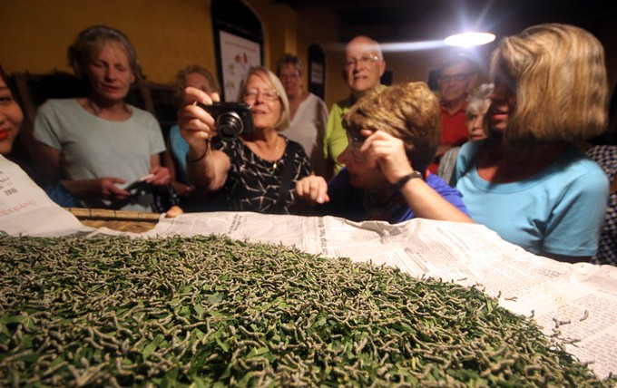 Khách APEC được hướng dẫn phân biệt lụa thật - giả ở Hội An ảnh 4