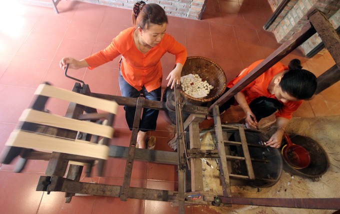 Khách APEC được hướng dẫn phân biệt lụa thật - giả ở Hội An ảnh 5