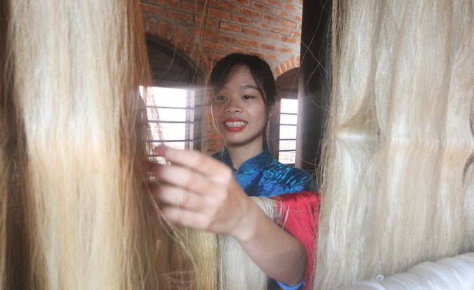 Khách APEC được hướng dẫn phân biệt lụa thật - giả ở Hội An ảnh 6