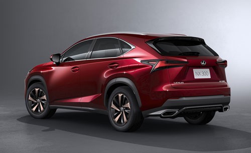 Đèn hậu nhấn mạnh hình chữ L đặc trưng và ống xả khác biệt.