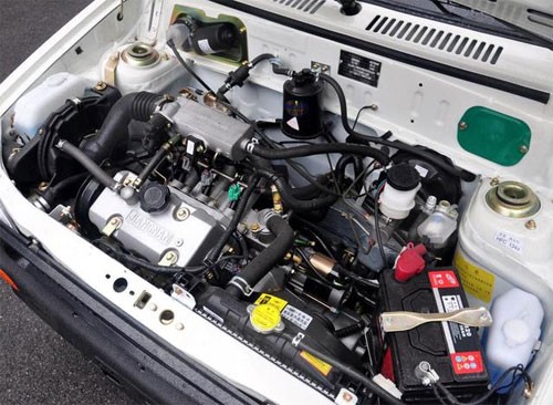 Động cơ 3 xi-lanh dung tích 0,8 lít cho công suất chỉ 36 mã lực và mô-men xoắn 60 Nm.