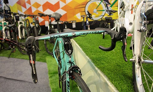 Bianchi trang bị tay lái Vision Metron 5D.