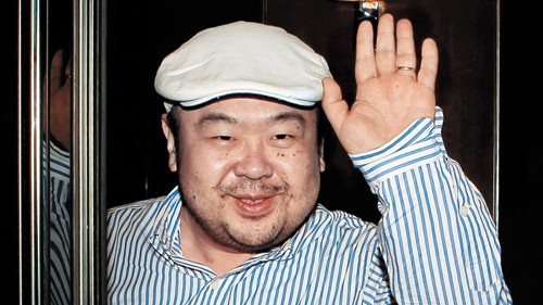 Kim Jong-nam vẫy chào sau cuộc phỏng vấn với truyền thông Hàn Quốc ở Macau năm 2010. Ảnh: AFP