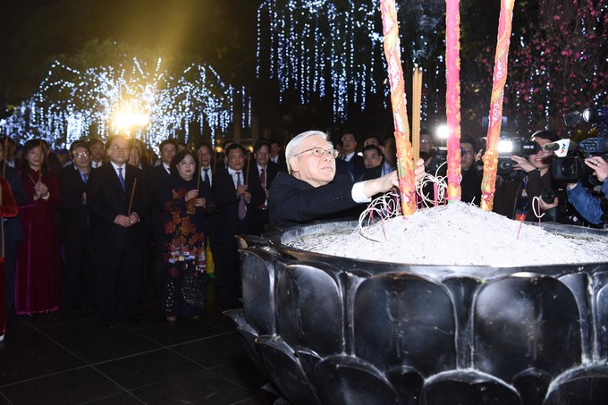 Tổng bí thư mừng tuổi cho trẻ em ở Hồ Gươm ảnh 3