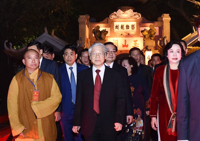 Tổng bí thư mừng tuổi cho trẻ em ở Hồ Gươm ảnh 5