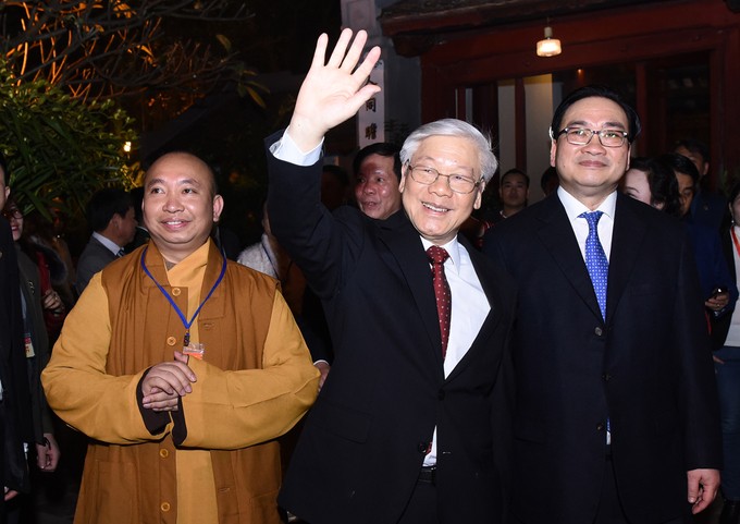 Tổng bí thư mừng tuổi cho trẻ em ở Hồ Gươm ảnh 6