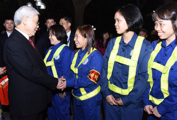 Tổng bí thư mừng tuổi cho trẻ em ở Hồ Gươm ảnh 7