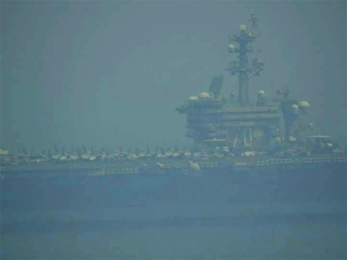 Từ những điểm cao trên núi Sơn Trà đã có thể nhìn thấy tàu sân bay Mỹlúc 11h15 trưa 5/3. Máy bay đậu kín boong tàu.Ảnh:Lê Phước Chín.