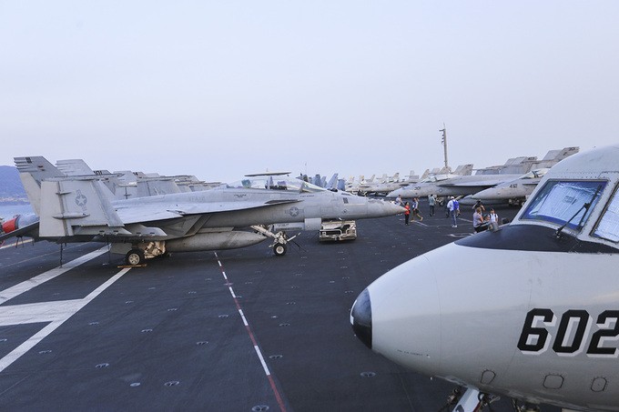 Dàn tiêm kích trên tàu sân bay của Hải quân Mỹ ảnh 8