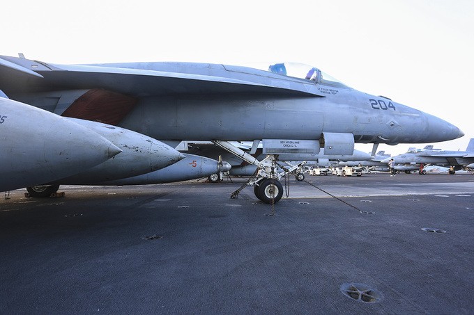 Dàn tiêm kích trên tàu sân bay của Hải quân Mỹ ảnh 9