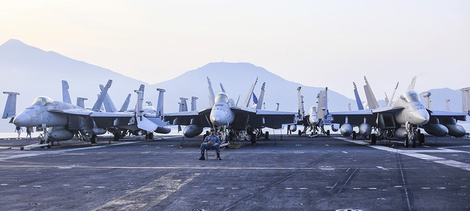 Dàn tiêm kích trên tàu sân bay của Hải quân Mỹ ảnh 1