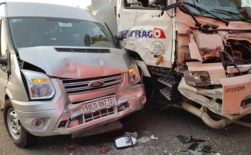 Các xe hư hỏng nặng. Ảnh: Phước Tuấn.