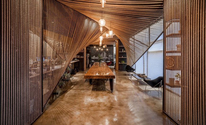 Căn nhà dùng dây thừng để chia phòng