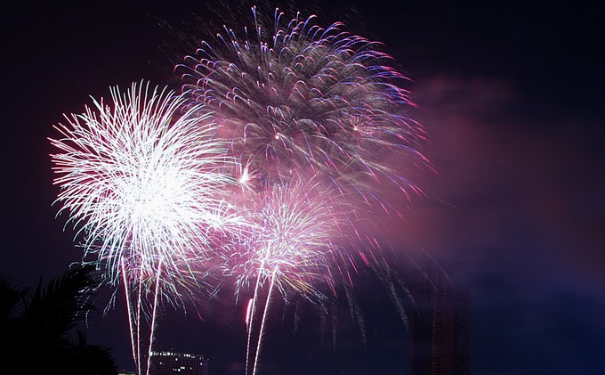 Người dân mãn nhãn với pháo hoa trên bầu trời Sài Gòn