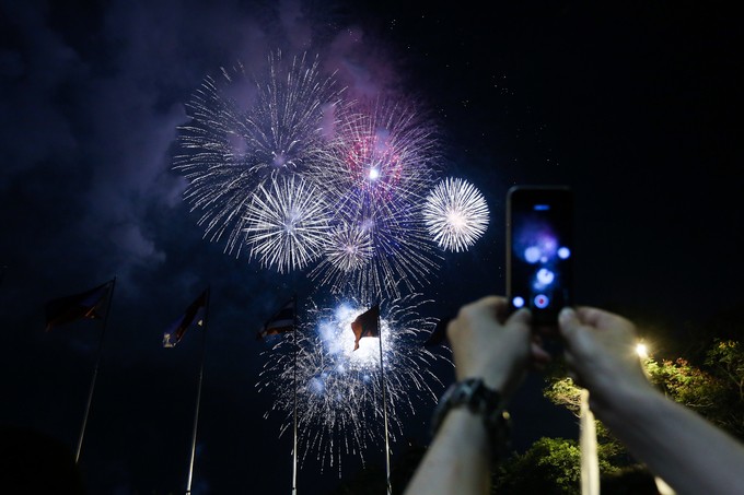 Người dân mãn nhãn với pháo hoa trên bầu trời Sài Gòn