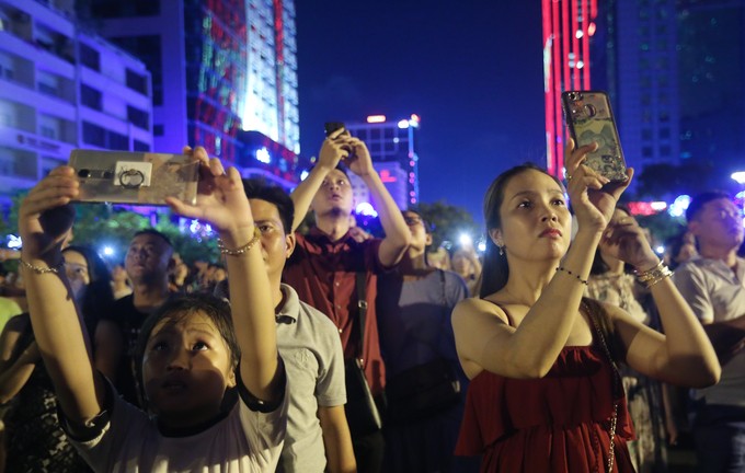 Người dân mãn nhãn với pháo hoa trên bầu trời Sài Gòn