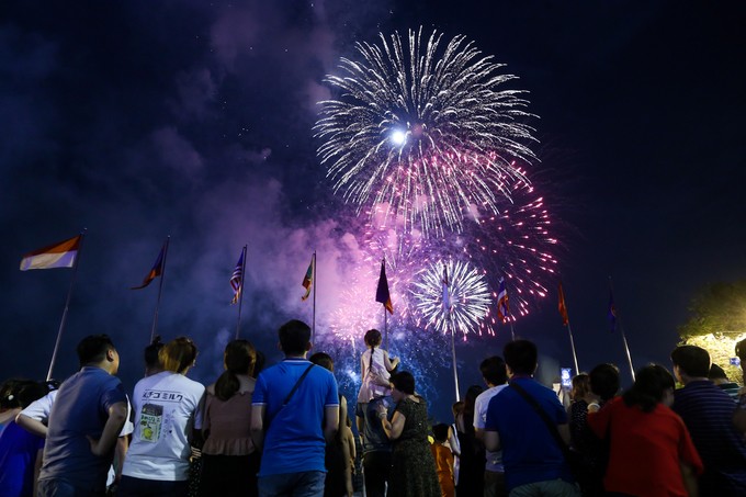 Người dân mãn nhãn với pháo hoa trên bầu trời Sài Gòn