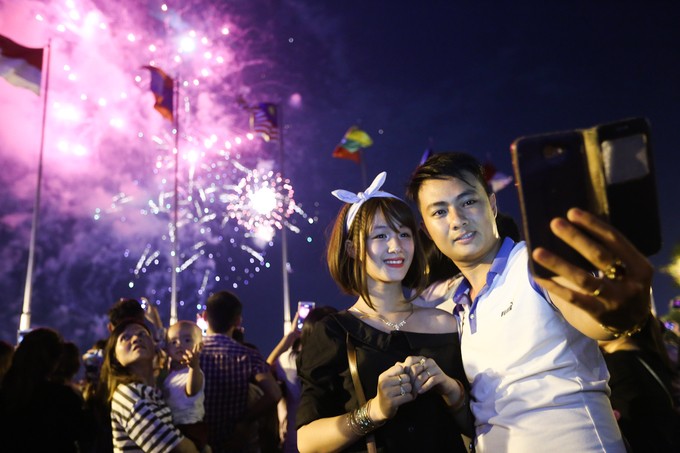 Người dân mãn nhãn với pháo hoa trên bầu trời Sài Gòn