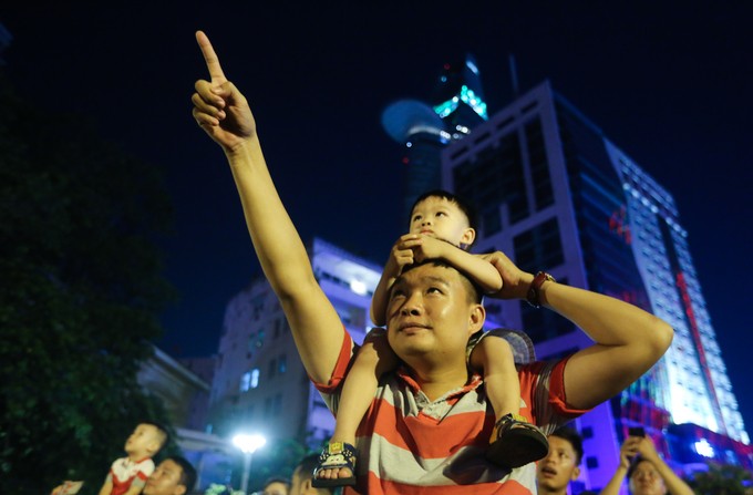 Người dân mãn nhãn với pháo hoa trên bầu trời Sài Gòn