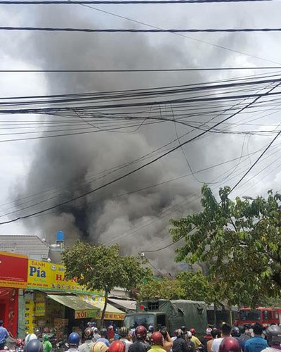 Tiệm karaoke ven Sài Gòn cháy ngùn ngụt ảnh 2