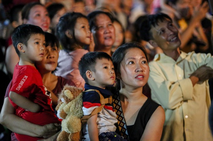 Người Sài Gòn chen chân xem bắn pháo hoa ảnh 3