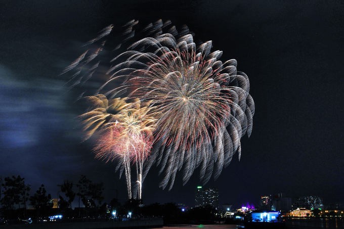 Người Sài Gòn chen chân xem bắn pháo hoa ảnh 4