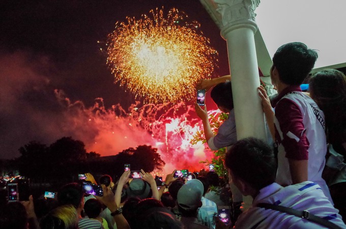 Người Sài Gòn chen chân xem bắn pháo hoa ảnh 5