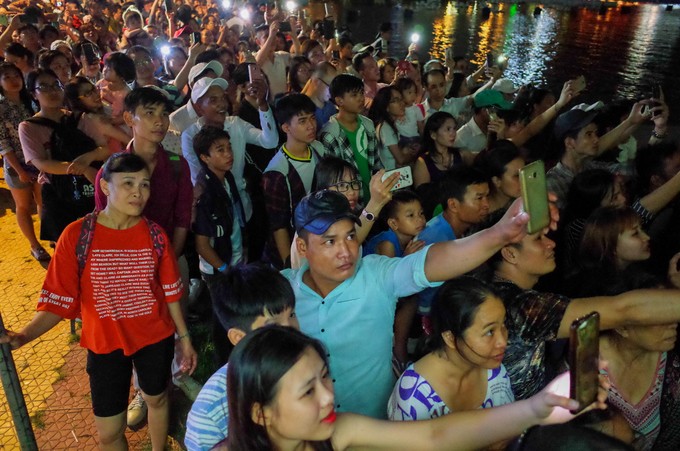 Người Sài Gòn chen chân xem bắn pháo hoa ảnh 6