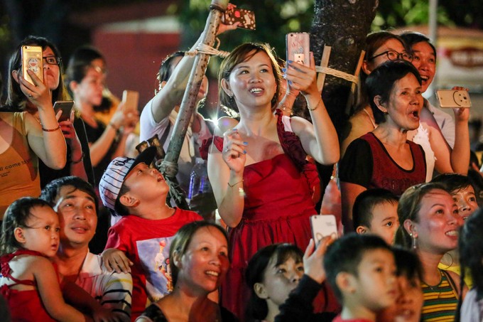 Người Sài Gòn chen chân xem bắn pháo hoa ảnh 7