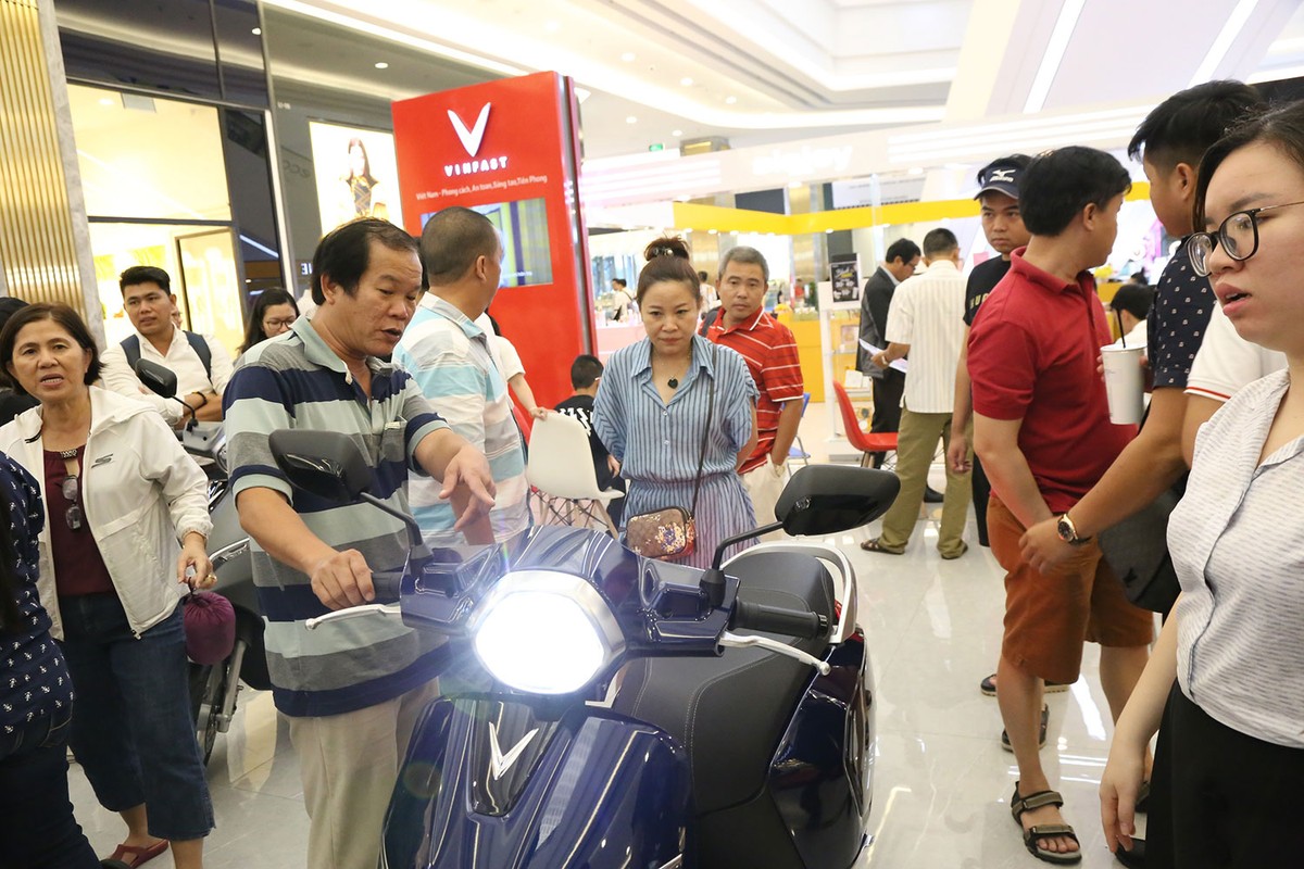Dân Sài Gòn đội mưa bão đi mua xe Vinfast ảnh 1