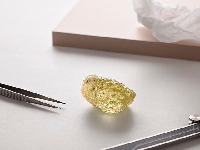 Đào được viên kim cương màu vàng 552 carat siêu hiếm từ trước đến nay ảnh 1