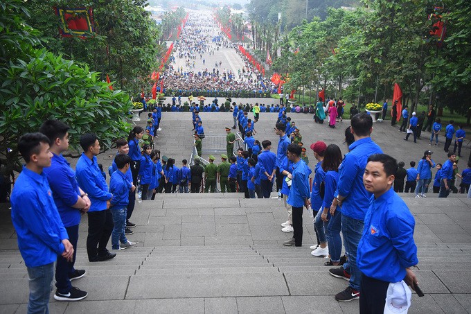 Nghìn người dâng hương tưởng nhớ Vua Hùng từ sáng sớm ảnh 6