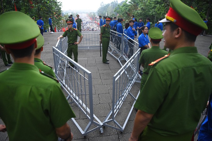 Nghìn người dâng hương tưởng nhớ Vua Hùng từ sáng sớm ảnh 5