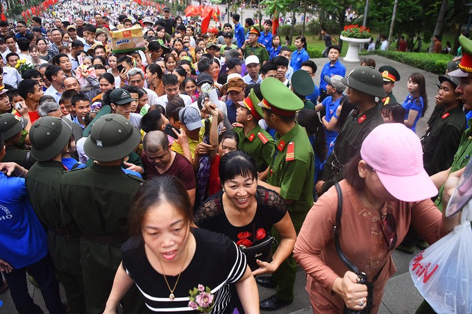 Nghìn người dâng hương tưởng nhớ Vua Hùng từ sáng sớm ảnh 7