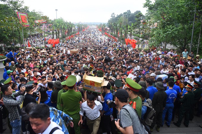 Nghìn người dâng hương tưởng nhớ Vua Hùng từ sáng sớm ảnh 8