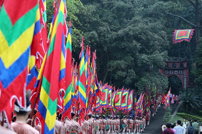 Nghìn người dâng hương tưởng nhớ Vua Hùng từ sáng sớm ảnh 2