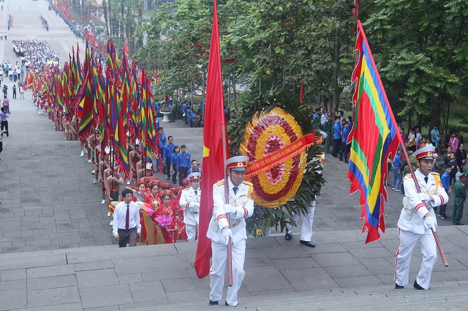 Nghìn người dâng hương tưởng nhớ Vua Hùng từ sáng sớm ảnh 1
