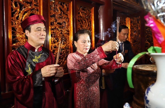 Nghìn người dâng hương tưởng nhớ Vua Hùng từ sáng sớm ảnh 4