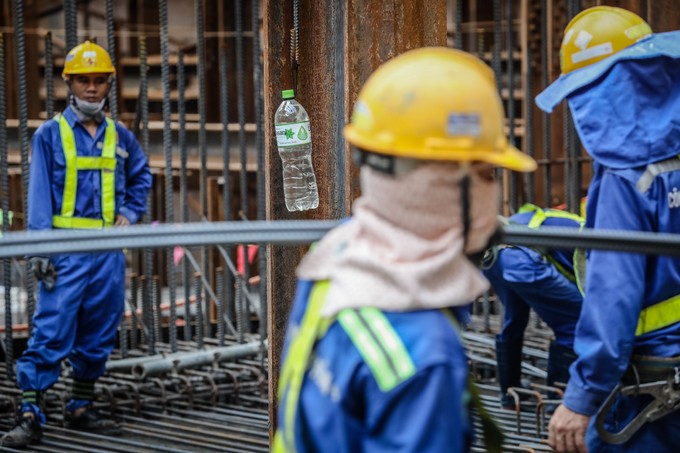 Công nhân metro Sài Gòn dầm mình thi công dưới nắng nóng ảnh 8