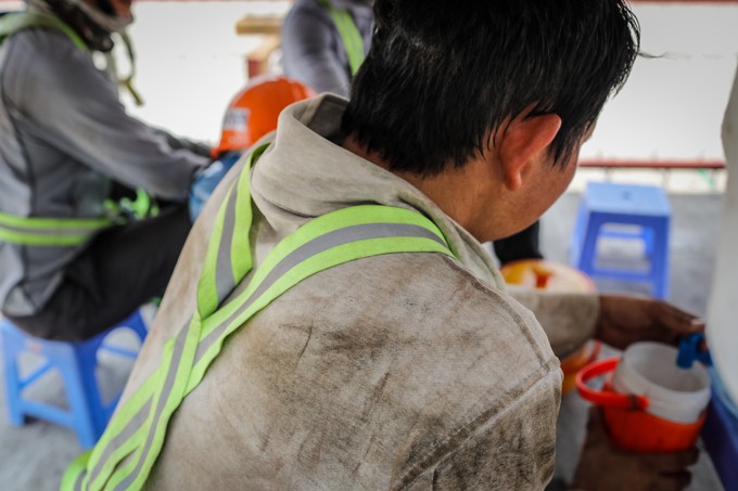 Công nhân metro Sài Gòn dầm mình thi công dưới nắng nóng ảnh 10