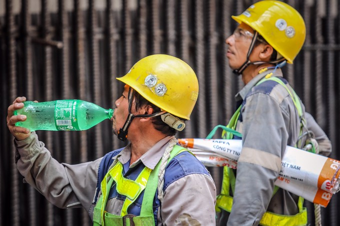 Công nhân metro Sài Gòn dầm mình thi công dưới nắng nóng ảnh 9