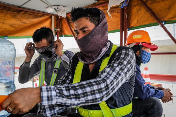 Công nhân metro Sài Gòn dầm mình thi công dưới nắng nóng ảnh 2