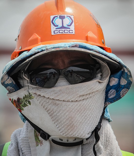 Công nhân metro Sài Gòn dầm mình thi công dưới nắng nóng ảnh 4