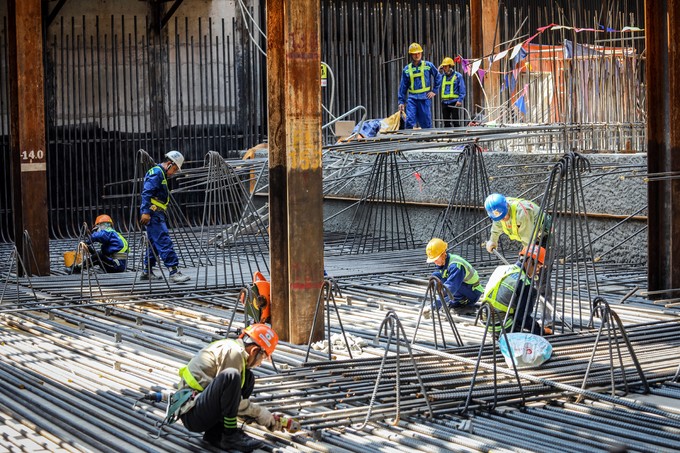 Công nhân metro Sài Gòn dầm mình thi công dưới nắng nóng ảnh 5